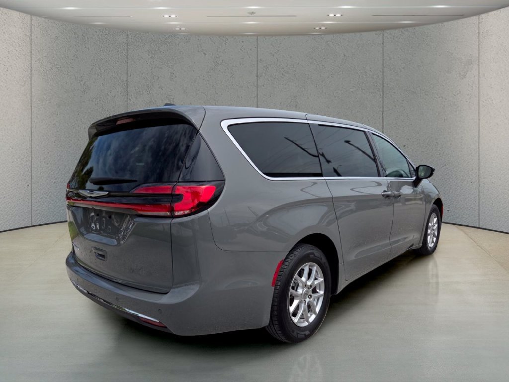 Used 2025 Chrysler Pacifica Select FWD image 6