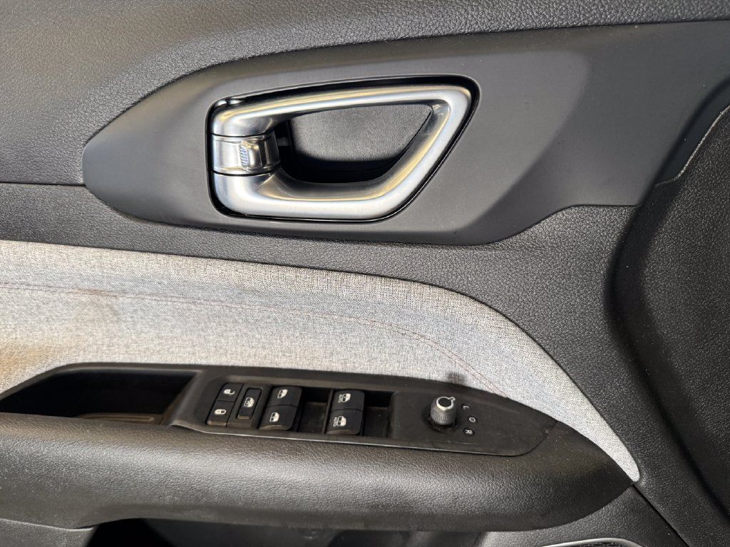 Used 2023 Jeep Compass Latitude AWD/4WD image 19