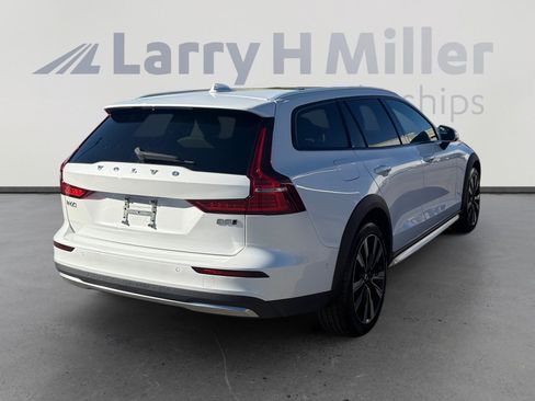 Used 2025 Volvo V60 B5 Cross Country Ultra AWD/4WD image 5