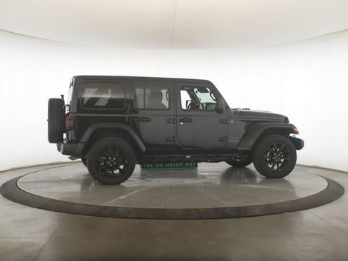 Used 2025 Jeep Wrangler Unlimited Sahara w/ Safety Group AWD/4WD image 6