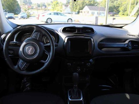 Used 2018 Jeep Renegade Altitude image 31