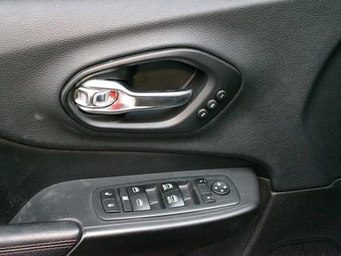 Used 2019 Jeep Cherokee Trailhawk AWD/4WD image 18