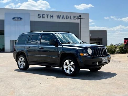 Used 2014 Jeep Patriot Latitude FWD image 1