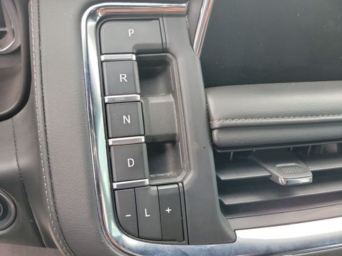 Used 2024 Chevrolet Suburban LT RWD image 16