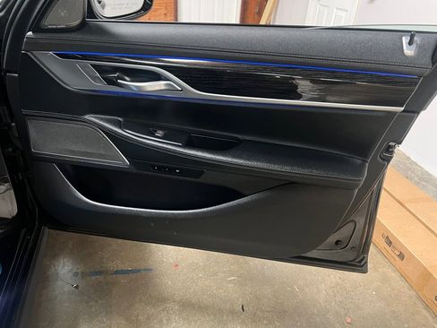 Used 2022 BMW 740i w/ M Sport Package image 29