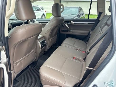 Used 2021 Lexus GX 460 Luxury w/ Accessory Package AWD/4WD image 18