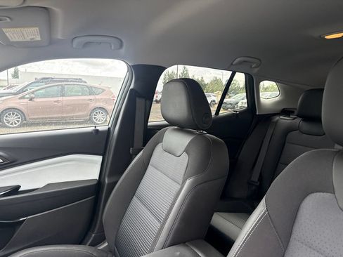 Used 2025 Chevrolet Trax LT FWD image 10