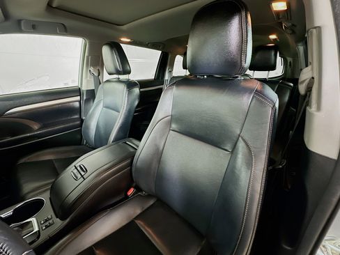 Used 2019 Toyota Highlander XLE image 19
