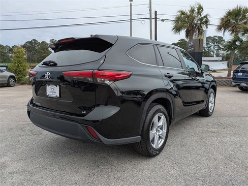Used 2023 Toyota Highlander LE image 4