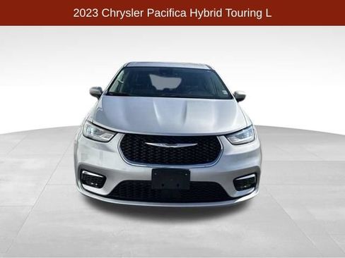 Used 2023 Chrysler Pacifica Touring-L FWD image 2