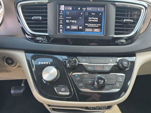 Used 2023 Chrysler Voyager LX FWD image 6