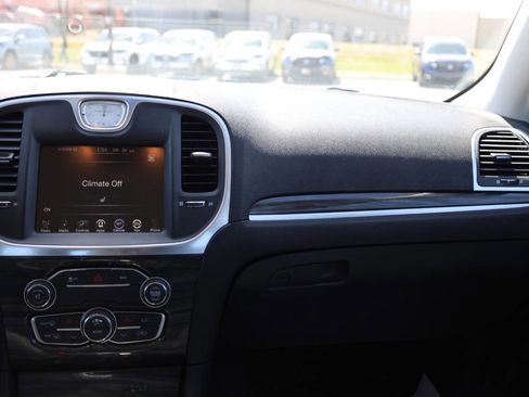 Used 2016 Chrysler 300 Limited image 24