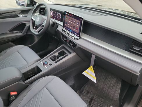 New 2026 Volkswagen Tiguan SE FWD image 28