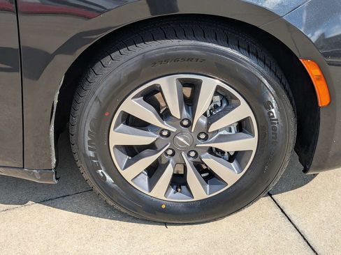 Used 2023 Chrysler Pacifica Limited FWD image 11