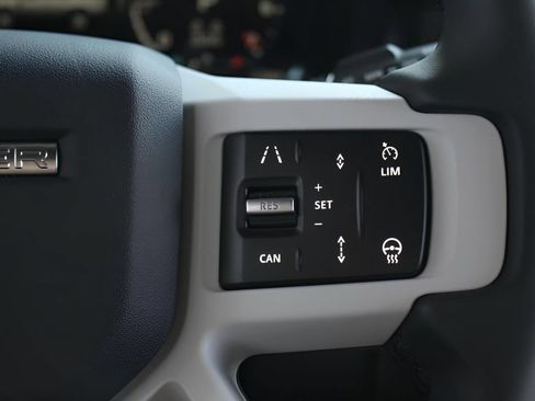 Used 2025 Land Rover Defender 130 X-Dynamic SE AWD/4WD image 22