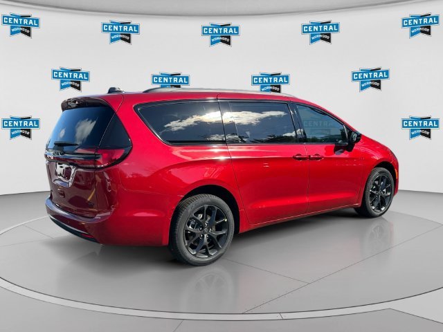 New 2027 Chrysler Pacifica Select AWD/4WD image 5
