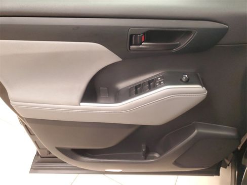 Used 2023 Toyota Highlander L image 18