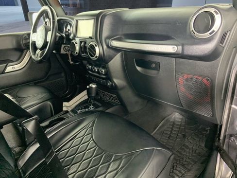 Used 2016 Jeep Wrangler Unlimited Sahara w/ Connectivity Group AWD/4WD image 13