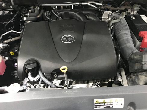 Used 2021 Toyota Highlander XLE AWD/4WD image 12