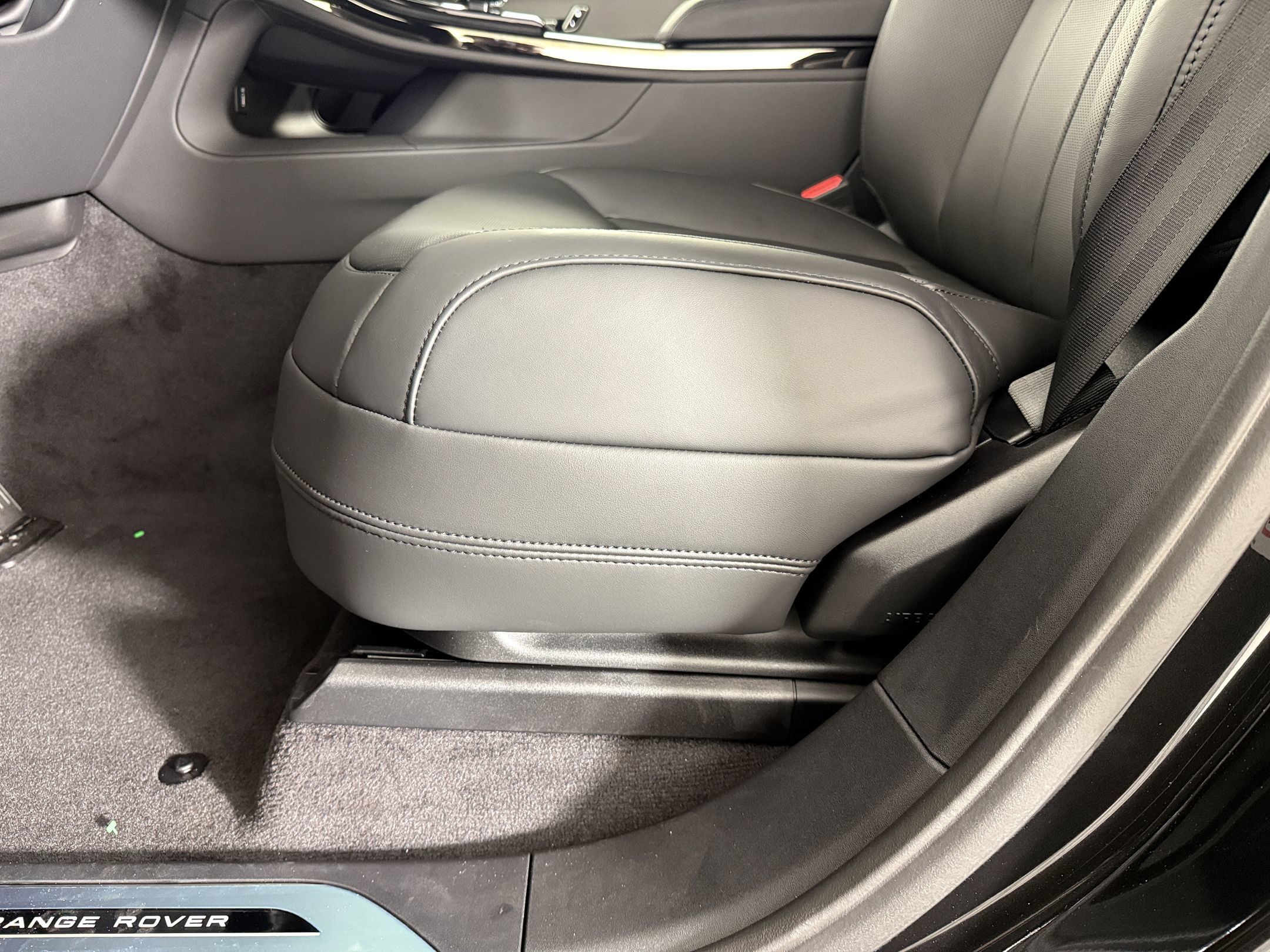 New 2027 Land Rover Range Rover Sport SE AWD/4WD image 15