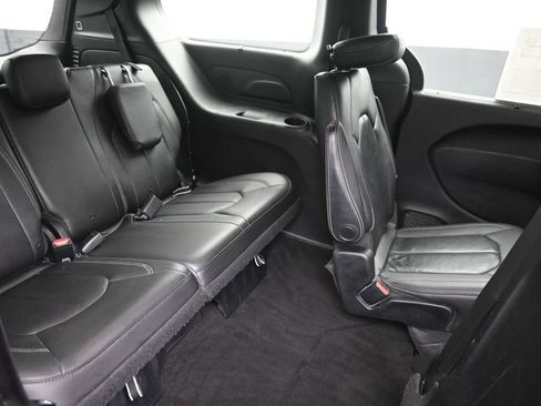 Used 2018 Chrysler Pacifica Touring-L Plus w/ Advanced Safetytec Group FWD image 11