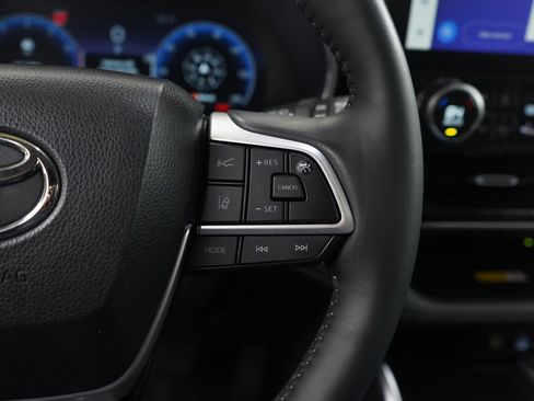 Used 2024 Toyota Highlander Platinum image 17