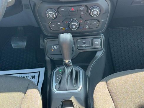 Used 2023 Jeep Renegade Altitude w/ Sun/Sound Group AWD/4WD image 18