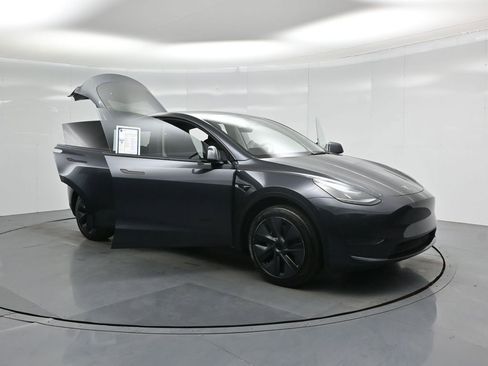 Used 2024 Tesla Model Y Long Range image 28