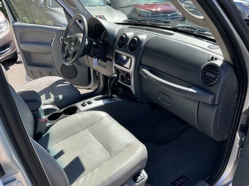 Used 2005 Jeep Liberty Limited AWD/4WD image 32