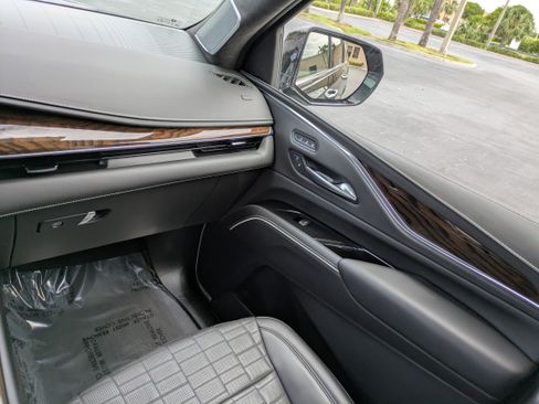 Certified 2024 Cadillac Escalade ESV Premium Luxury Platinum AWD/4WD image 16