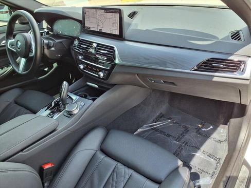 Used 2022 BMW 530i w/ M Sport Package RWD image 8