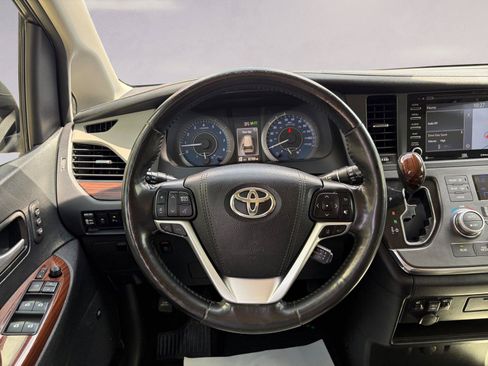 Used 2018 Toyota Sienna Limited FWD image 12