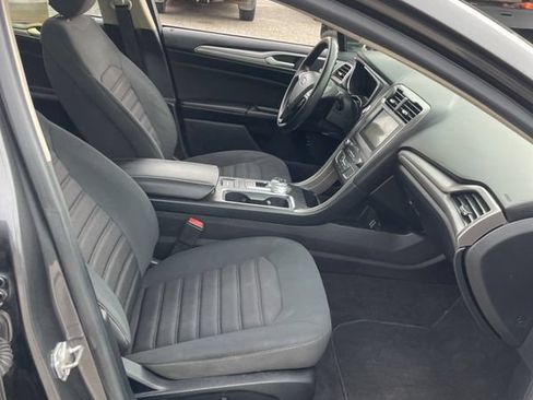 Used 2019 Ford Fusion SE FWD image 12