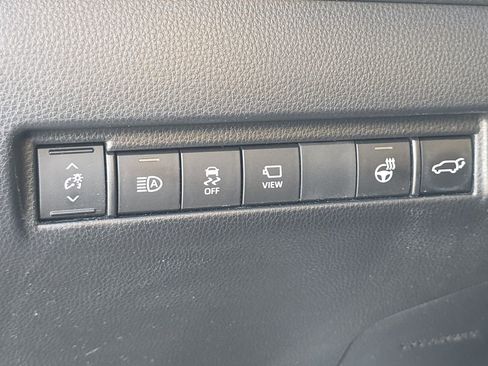 Used 2023 Toyota Venza Limited image 28