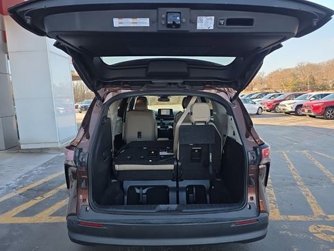 Used 2022 Toyota Sienna XLE image 6