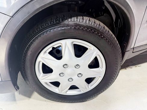 Used 2018 Nissan Rogue S image 2