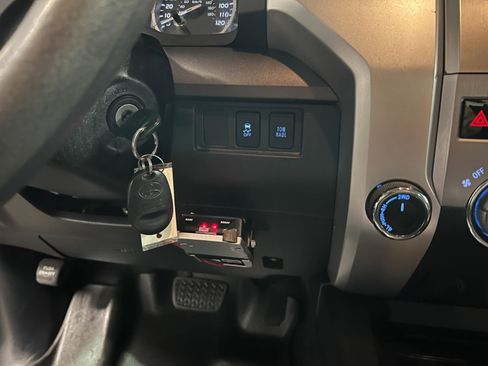 Used 2015 Toyota Tundra SR5 w/ SR5 Upgrade Package AWD/4WD image 20
