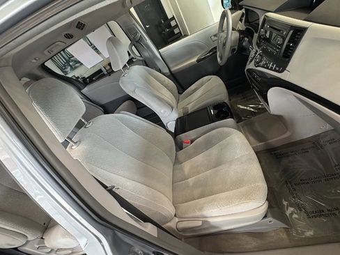 Used 2014 Toyota Sienna LE FWD image 18