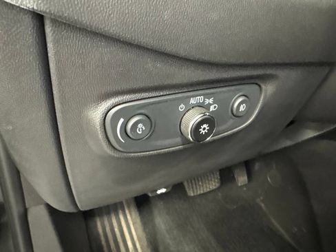 Used 2024 Chevrolet Equinox Premier FWD image 29