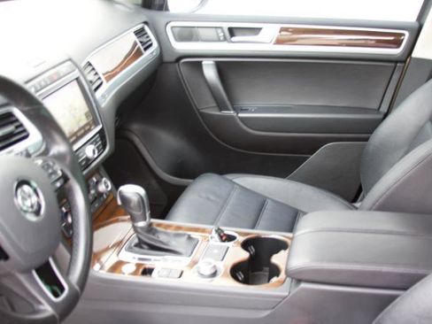 Used 2016 Volkswagen Touareg TDI AWD/4WD image 30