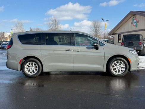 Used 2025 Chrysler Pacifica Select FWD image 9