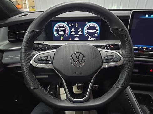 Used 2025 Volkswagen Tiguan SE R-Line AWD/4WD image 21