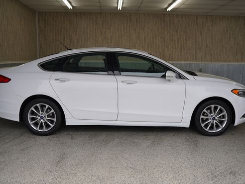 Used 2017 Ford Fusion SE w/ Fusion SE Technology Package image 4