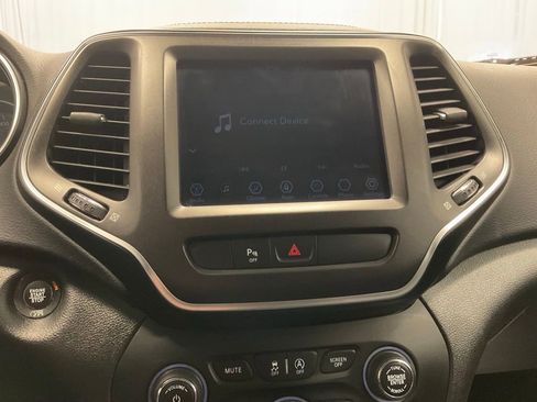 Used 2019 Jeep Cherokee Trailhawk w/ Cold Weather Group AWD/4WD image 16