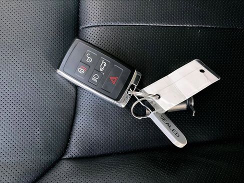 Used 2023 Land Rover Range Rover Long Wheelbase SE image 11