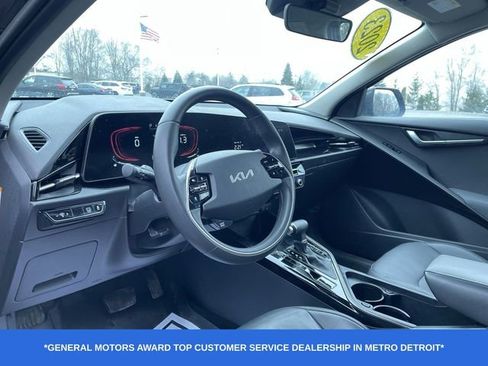 Used 2023 Kia Niro EX image 11