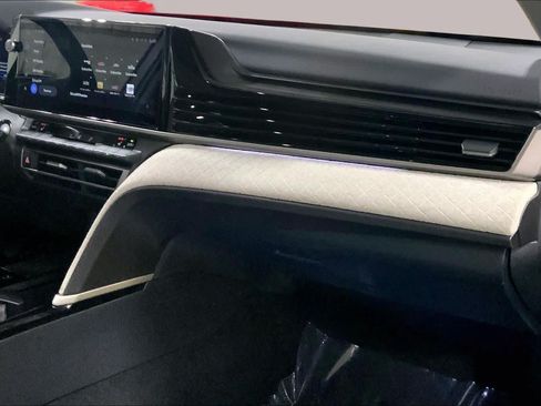 Used 2025 Toyota Camry XLE AWD/4WD image 19
