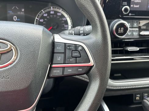 Used 2022 Toyota Highlander L image 18