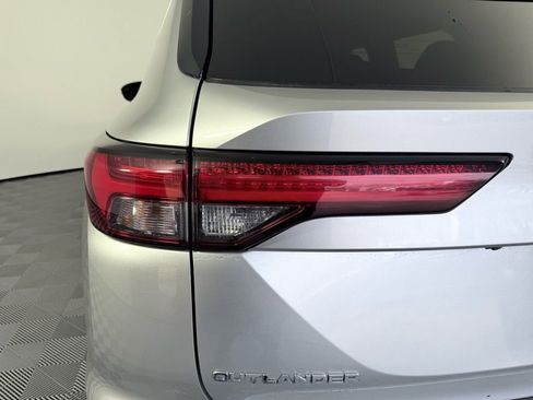 Used 2022 Mitsubishi Outlander ES image 28