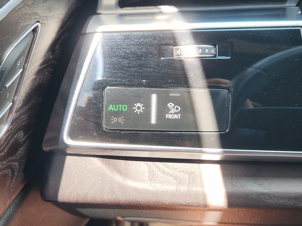 Used 2021 Audi Q8 Prestige AWD/4WD image 23